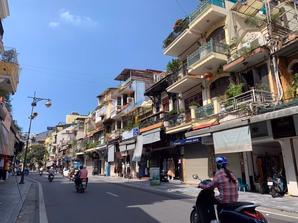 Cũng trong ngày hôm nay, một số cửa hàng quần áo trên phố Hàng Ngang, Hàng Đào (quận Hoàn Kiếm) cũng đã bắt đầu mở cửa trở lại.