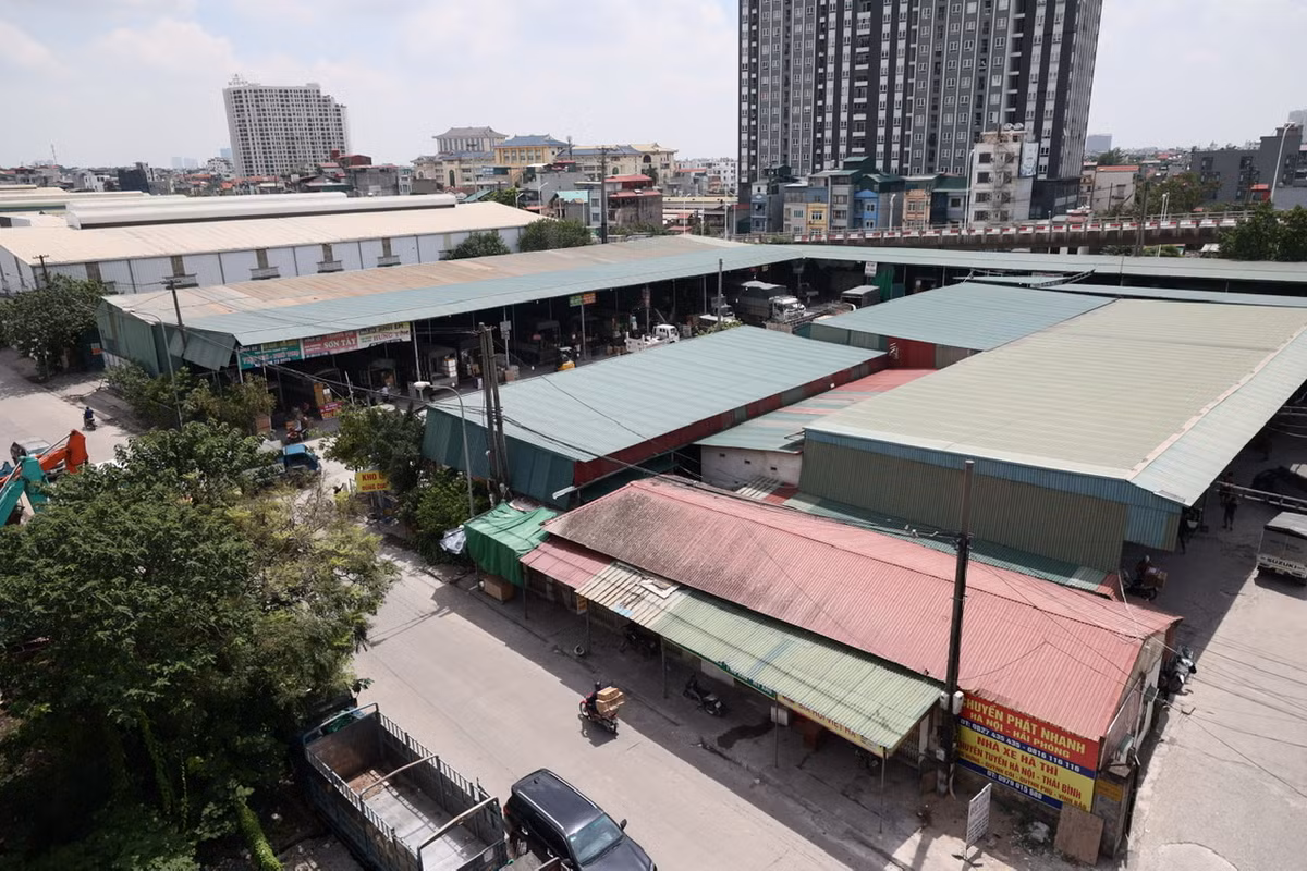 Khu vực kho bãi của Cảng Hà Nội trống trơn do xe tải chở hàng hoá cũng không thể di chuyển vào được bên trong.