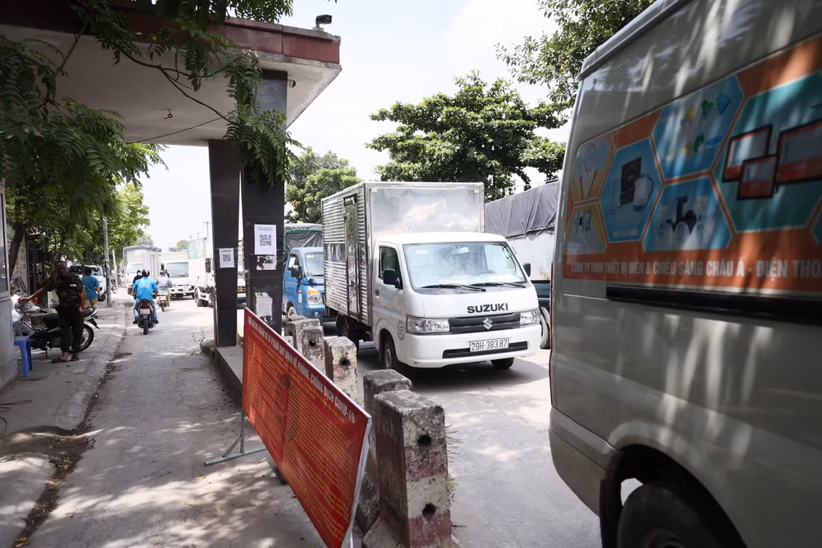 Ông Khải cho biết thêm, khu vực Cảng Hà Nội thuộc quận Hai Bà Trưng nhưng đường Nguyễn Khoái đoạn lại có một phần thuộc quận Hoàng Mai nên lực lượng chức năng cấp phường khó xử lý triệt để.