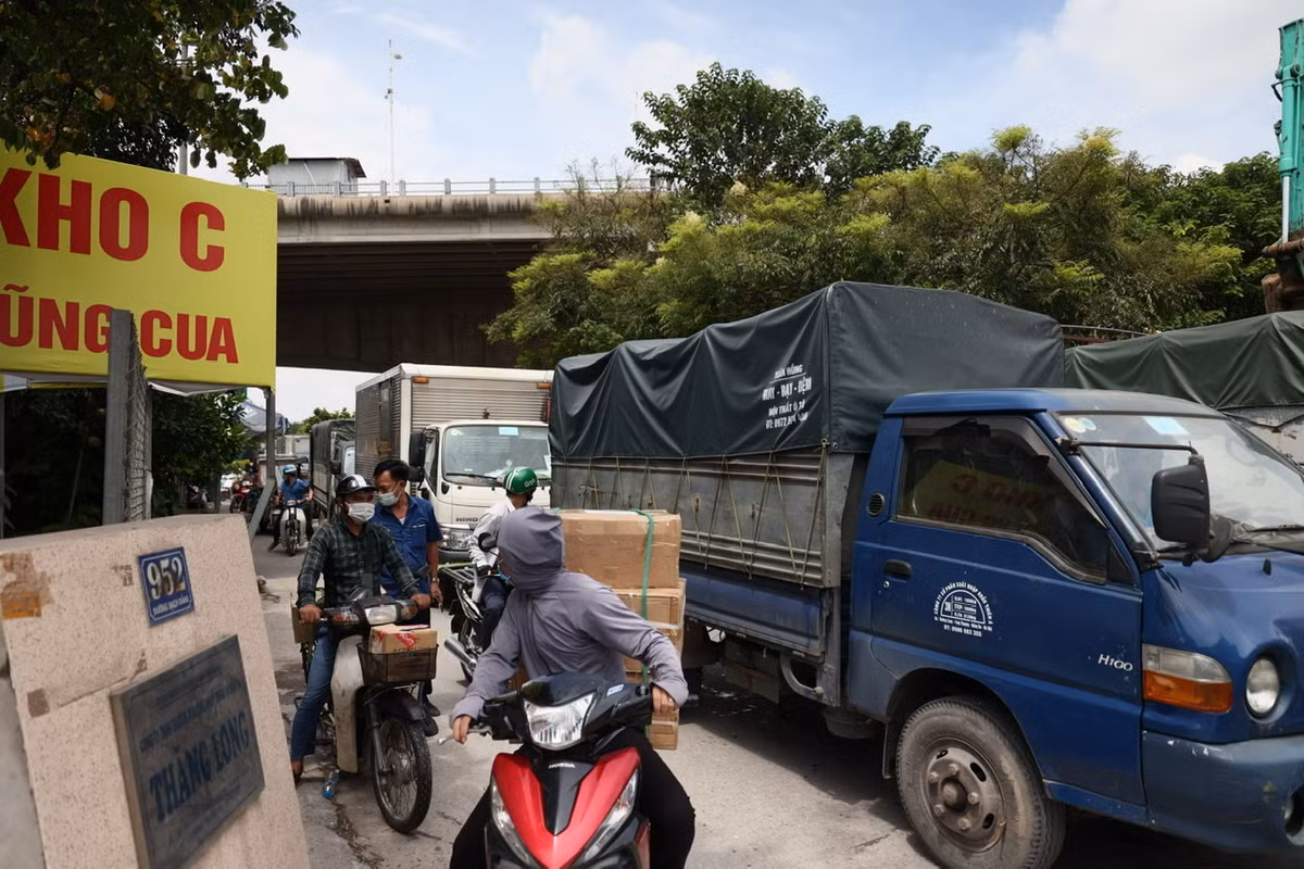 Người dân sống tại đây cho biết, do lượng xe tải ra vào Cảng Hà Nội tăng đột biến nên thường xuyên xảy ra xung đột giao thông tại các nút giao.