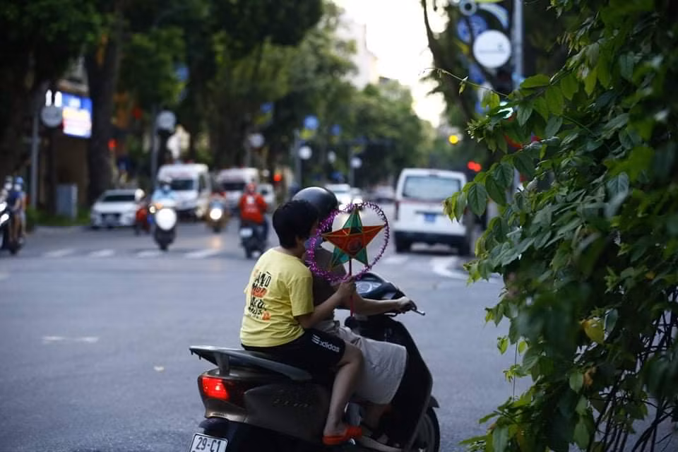 Mặt hàng bày bán trên phố Hàng Mã những ngày qua cũng chỉ là đồ chơi truyền thống còn dư lại từ năm ngoái.