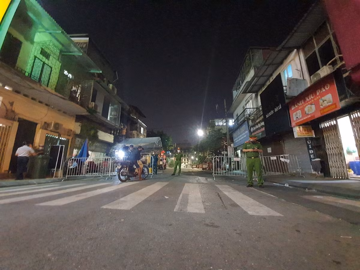 Cũng trong tối qua, phường Văn Miếu và Văn Chương cũng đã gỡ bỏ phong toả từ 18h ngày 11/9.