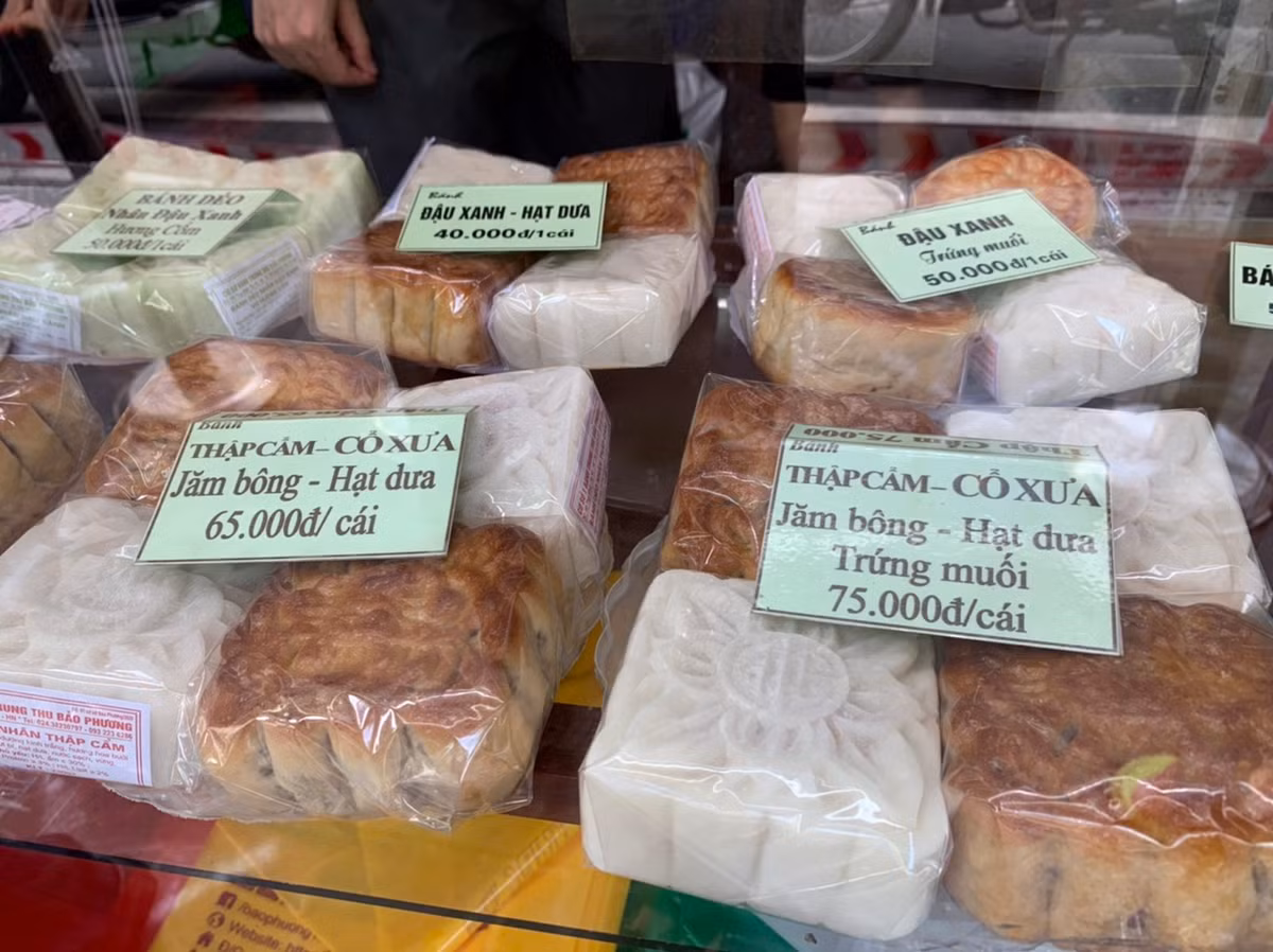 Một nhân viên bán hàng tại cửa hàng bánh Bảo Phương trên phố Thuỵ Khuê cho biết, do năm nay nhu cầu không nhiều nên cửa hàng cũng chỉ làm bánh truyền thống để dễ tiêu thụ.