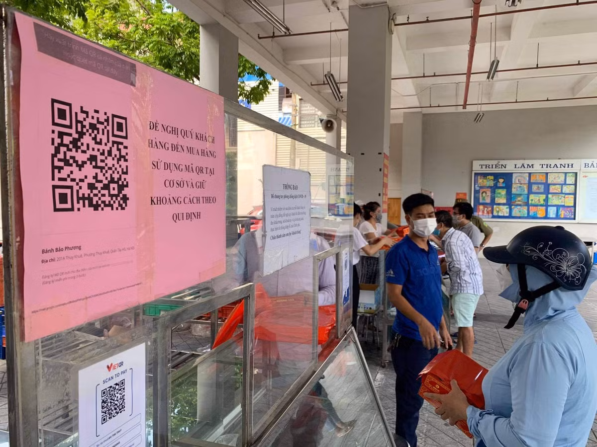 Theo thông báo, cơ sở bánh Bảo Phương đã hết hàng. Những ai muốn mua bánh Bảo Phương sẽ quay trở lại vào 8h sáng 20/9.
