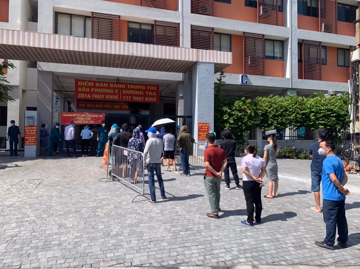 Xep hang tu sang den chieu... khong mua duoc banh Trung Thu Bao Phuong