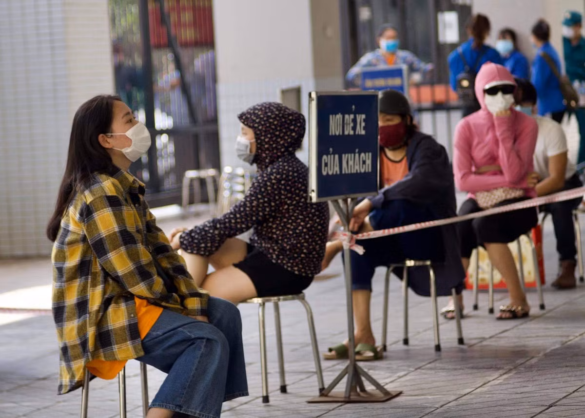 Nhiều người bức xúc khi đứng xếp hàng giữa trưa nhưng đến khi mở cửa thì không mua được bánh Bảo Phương. “Sáng nay thông báo là 3h chiều có bán bánh Bảo Phương, bây giờ lại thông báo là hết bánh” - bác Đông (sống trên phố Đội Cấn) nói.