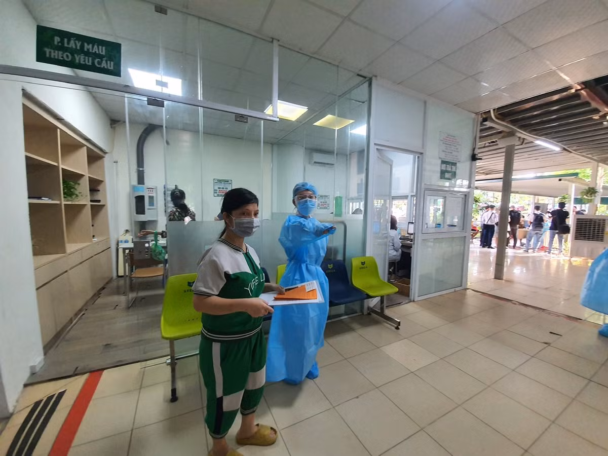 Bác sĩ Thắng khuyến cáo phụ nữ mang thai 13 tuần thai nên tiêm vắc xin sớm, các sớm càng tốt để phòng tránh COVID-19.
