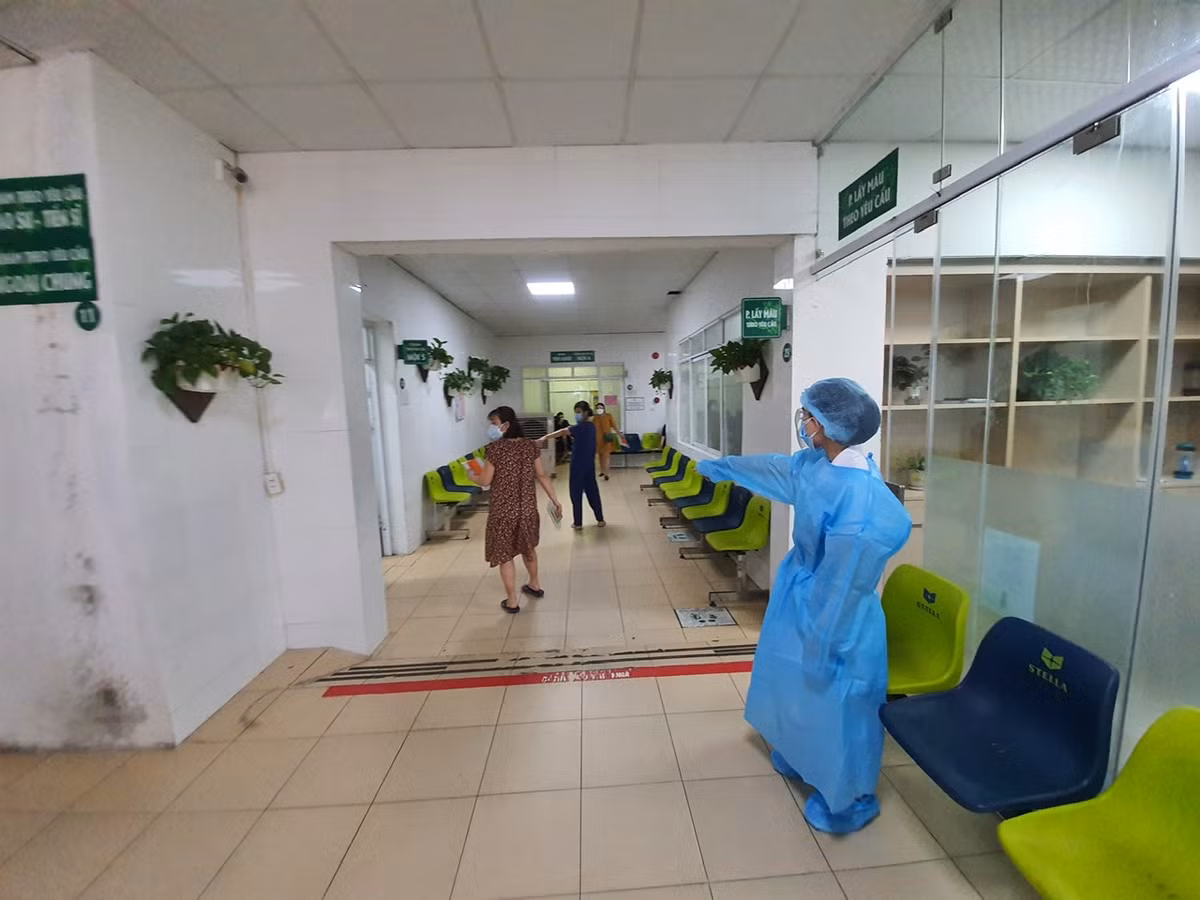 Theo ghi nhận của PV báo Tri thức và Cuộc sống, trong ngày đầu tiên triển khai tiêm vắc xin vẫn chưa có nhiều thai phụ đến tiêm.
