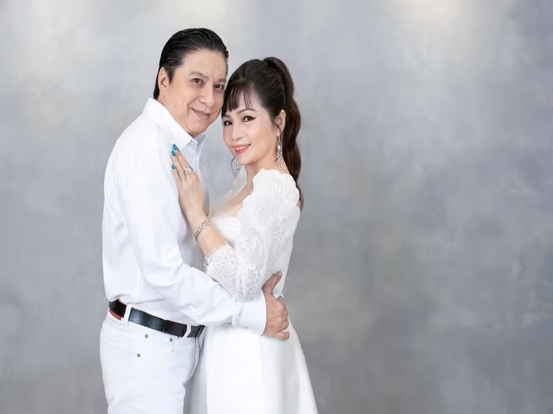 Bố mẹ Phan Hiển có cuộc sống hôn nhân hạnh phúc. Ảnh: FBNV