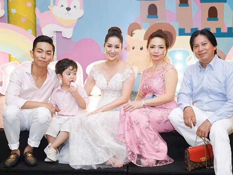 "Mẹ chồng dạy tôi nhiều trong chuyện làm sao cho người đàn ông của mình hạnh phúc. Đặc biệt, bà rất kiên nhẫn với con cháu, nên tôi cũng dần ảnh hưởng điều này từ bà. Tôi khá nóng tính, nên thỉnh thoảng mẹ chồng lại ngồi tâm sự với tôi để khắc phục những điều chưa tốt ấy", Khánh Thi trải lòng. Ảnh: Vietnamnet