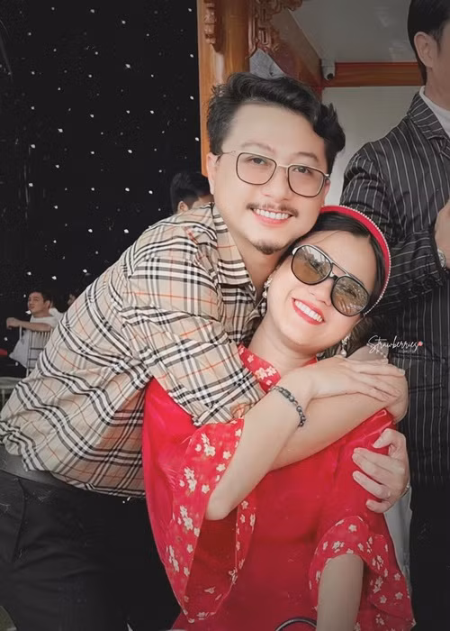 Hứa Minh Đạt cho biết, anh nể vợ, chứ không sợ vợ: "Vợ mình thì mình sợ, cũng không có vấn đề gì. Nói vui là vậy nhưng thực sự vợ luôn là người khuyên bảo, lúc nào cũng muốn mình tốt. Tôi làm theo những điều đó thì mọi người lại bảo là tôi sợ vợ. Vợ thì không việc gì phải sợ, nói chính xác hơn đó là nể vợ", anh chia sẻ trên Dân Trí.