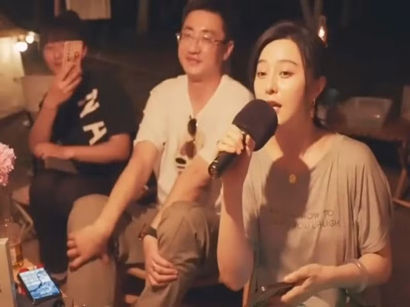 1 năm sau khi vướng bê bối trốn thuế, Phạm Băng Băng chia tay Lý Thần. Từ tháng 6/2022, cô được cho hẹn hò doanh nhân Quách Nham Phong. Ảnh: Sina