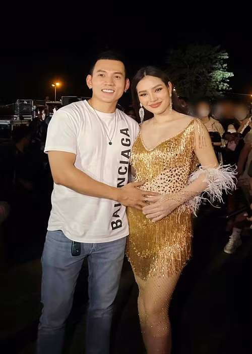 Lý Bình thường xuyên tháp tùng Phương Trinh Jolie tham gia sự kiện.