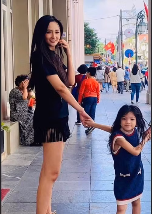 Mai Phương Thúy có một cô con gái nuôi tên Ella. Chị Phương Châm - mẹ bé Ella chia sẻ trên Dân Việt: "Sự thật tôi mới là mẹ đẻ của Ella chứ không phải như dân mạng đồn đoán bé là con của Thúy và một vị đại gia. Hoa hậu Mai Phương Thúy là mẹ nuôi con tôi. Trước đó, khi tôi sinh con gái, Thúy vào phòng sinh và cắt dây rốn, đỡ đầu cho con gái”. Ảnh: Dân Việt