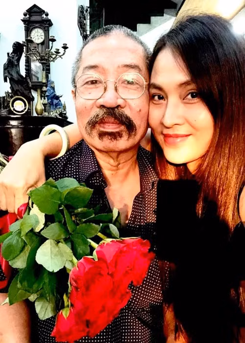 NSND Lê Hùng là sao nam Việt lấy vợ kém 32 tuổi. Bà xã của nam nghệ sĩ là NSƯT Hoài Thu. Cả hai có 3 người con chung và 2 con riêng của Lê Hùng. Ảnh: Vietnamnet