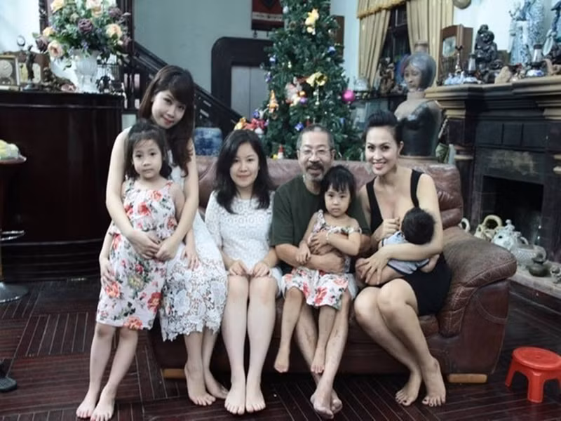 Mới đây, chia sẻ với Vietnamnet, Lê Hùng cho biết, anh không mua quà hàng hiệu cho vợ, không đưa vợ đi du lịch. “Vợ tôi cũng không quan trọng các giá trị vật chất kiểu đó. Đối với cô ấy, ứng xử hàng ngày tử tế văn minh, tôn trọng nhau mới là tiên quyết. Với cô ấy, công việc là của chồng nhưng lấy thành công của chồng làm thành công, hạnh phúc cho mình và các con. Con cái là tài sản quý, phải cùng nhau nuôi dạy con cho tốt”, anh trải lòng. Ảnh: Gia đình và xã hội