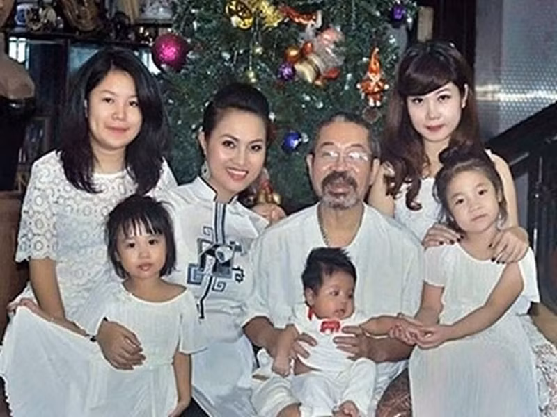 Theo Gia đình và Xã hội, Hoài Thu từng chia sẻ, dù chồng hơn cô nhiều tuổi nhưng trong tình yêu, anh lại luôn sống với lứa tuổi của cô. “Lãng mạn và nhiệt huyết đến khó tin. Có hôm tôi diễn tỉnh, xong cũng cỡ 9-10h tối, chỉ cần tôi nhắn tin muốn gặp là anh lại phi xe hàng trăm cây số xuống gặp. Ngược lại, nhiều khi anh phải đi dựng cho đoàn không về, nửa đêm tôi vẫn phóng xe đến để gặp chồng”, nữ diễn viên chèo tâm sự. Ảnh: Vietnamnet