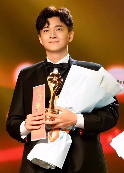 5 năm qua, sự nghiệp của Ngô Kiến Huy lên như diều gặp gió. Anh đắt show làm MC, gameshow, ca hát. Ảnh: FBNV