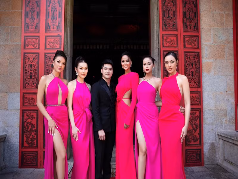 “Đến thời điểm hiện tại, tôi cho rằng đây vẫn là thử thách thú vị. Nó vừa khó (trong việc chinh phục đấu trường sắc đẹp quốc tế), vừa đòi hỏi tôi làm việc khai phóng con người. Đó là câu chuyện mới mỗi ngày”, anh nói.