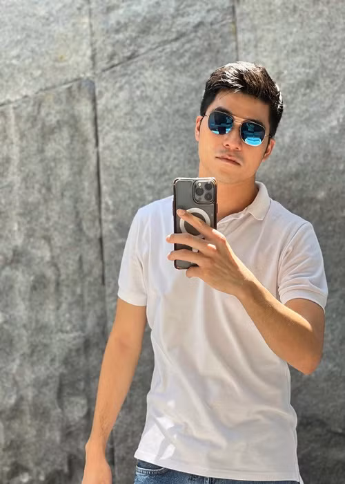 Vẻ ngoài điển trai, lịch lãm của Bảo Hoàng đốn tim nhiều cư dân mạng.