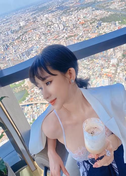 Vợ cũ Hồ Quang Hiếu ngày càng trẻ trung, gợi cảm. Ảnh: FBNV