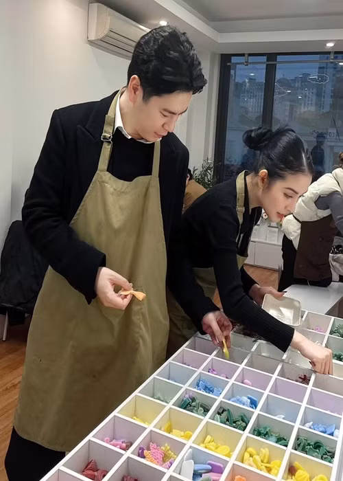 Ông xã Mai Hồ tham gia hoạt động làm bánh cùng vợ.