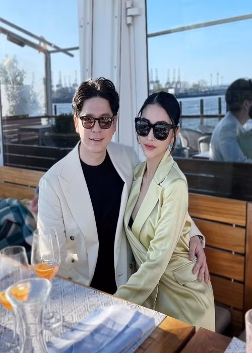  Mai Hồ sang Đức sinh con gái rồi dự định ở nước ngoài 1 năm. Tuy nhiên, do dịch bệnh, nữ diễn viên trì hoãn kế hoạch về Việt Nam đến 2 năm.