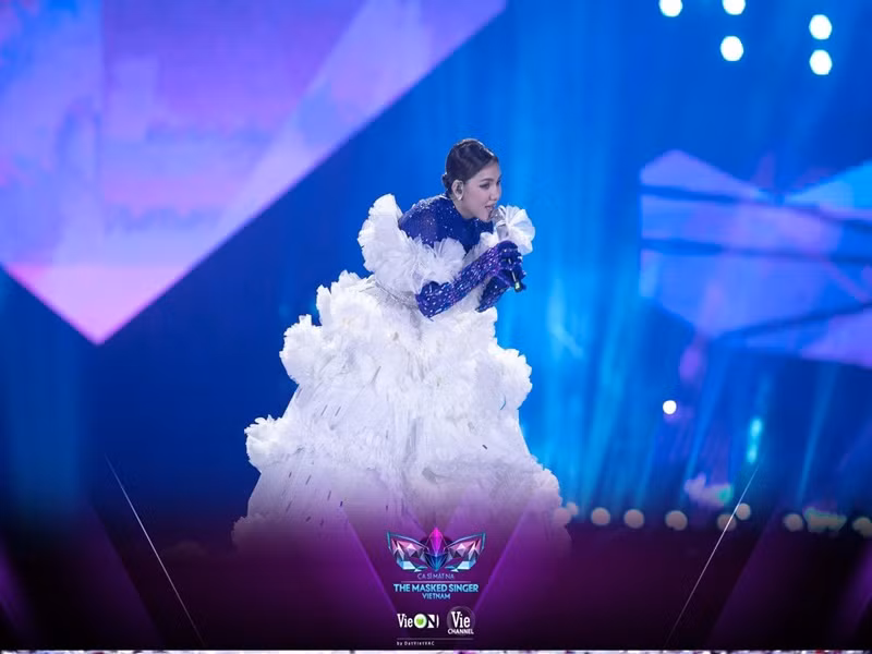 Năm 2022, Myra Trần trở lại gameshow Việt khi tham gia chương trình Ca sĩ mặt nạ. Cô ẩn mình dưới lớp mascot Lady Mây. Ảnh: FBNV