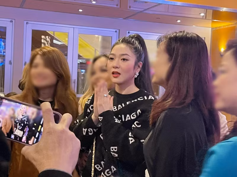 Hà Thanh Xuân và Thắng Ngô làm đám cưới năm 2022 chỉ sau một thời gian ngắn hẹn hò. Trước khi có tin đồn hôn nhân rạn nứt, cả hai thường xuyên dành cho nhau lời ngôn tình, khoe những khoảnh khắc tình tứ bên nhau. Ảnh: FBNV