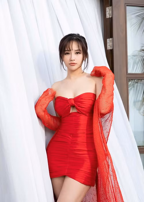 Ngày càng xinh đẹp nhưng Mai Phương Thúy vẫn không tiếc lời khen ngợi các mỹ nhân khác. Ảnh: FBNV