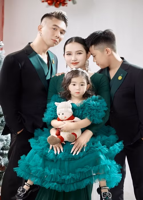 Dù đã có con chung với Khánh Đơn, Huỳnh Như vẫn luôn yêu thương, quan tâm con trai riêng của chồng.