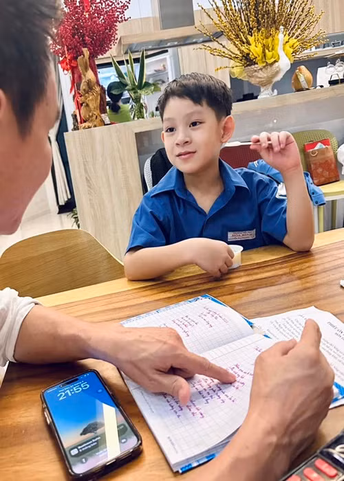 Có thể thấy, những ngày qua, cuộc sống của nam đạo diễn phim "Lật mặt" vẫn diễn ra bình thường. Ảnh: FBNV