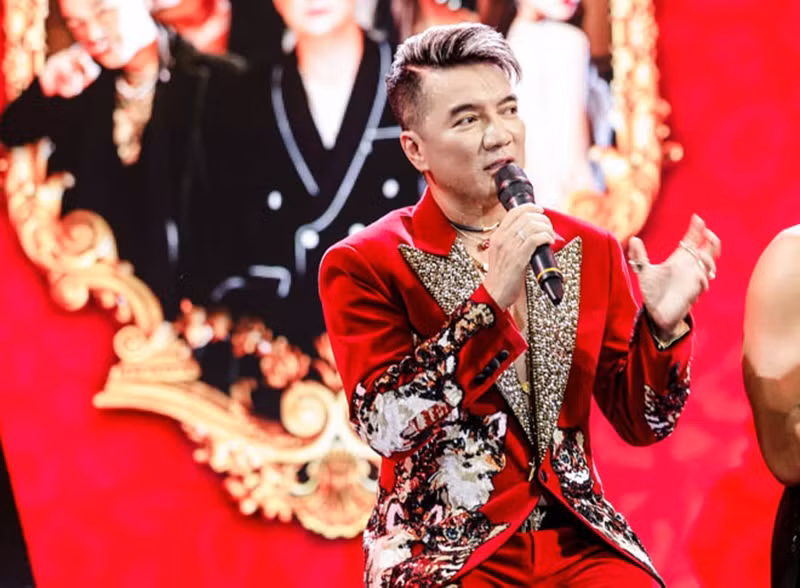 "…Riêng với những thứ hạng ảo trên mạng, với tôi nó chẳng là gì hết. Nếu thích, tôi có thể bỏ 100 triệu để thuê người, thuê máy cày view cho mình. Tôi không thiếu tiền nên những chuyện này với tôi chẳng khó chút nào. Nhưng tôi không cần làm những điều đó, vì tôi có khán giả của mình và có cách làm việc riêng”, Dân Việt dẫn lời Đàm Vĩnh Hưng. Ảnh: Dân Việt