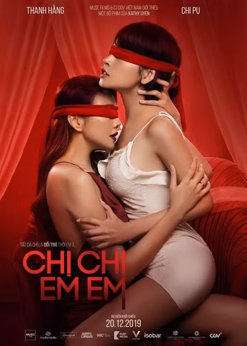 Theo Dân Việt, Mai Phương Thúy là nhà đầu tư cá nhân duy nhất của phim và số tiền đầu ty là vài tỷ đồng. "Tôi muốn thêm số tiền đầu tư cũng không được vì có quá nhiều bên muốn hợp tác ở dự án này”, Mai Phương Thúy cho hay. Theo thống kê từ Box Office Vietnam (Đơn vị quan sát phòng vé độc lập) phim “Chị chị em em” có doanh thu 71 tỷ đồng. Ảnh: FBNV