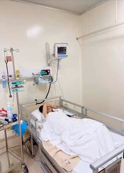 Tháng 2/2023, Mai Phương Thúy nhập viện vì sức khỏe suy nhược do lịch trình bận rộn kéo dài. Ảnh: Zing