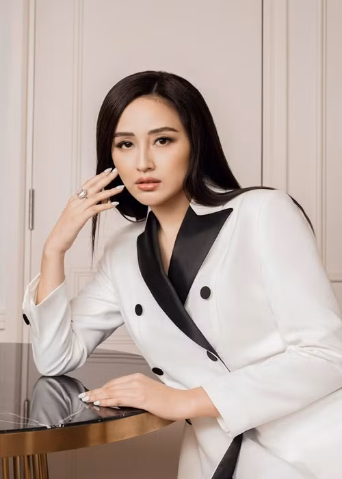 Vài năm trở lại đây, Mai Phương Thúy chăm đầu tư chứng khoán. Tháng 4/2022, nhìn thị trường chứng khoán biến động, cô chia sẻ: "Mấy ngày qua mình vẫn cắt tóc, gội đầu, ăn chơi xả láng, cũng thấy có vấn đề gì đâu mọi người!". Ảnh: FBNV