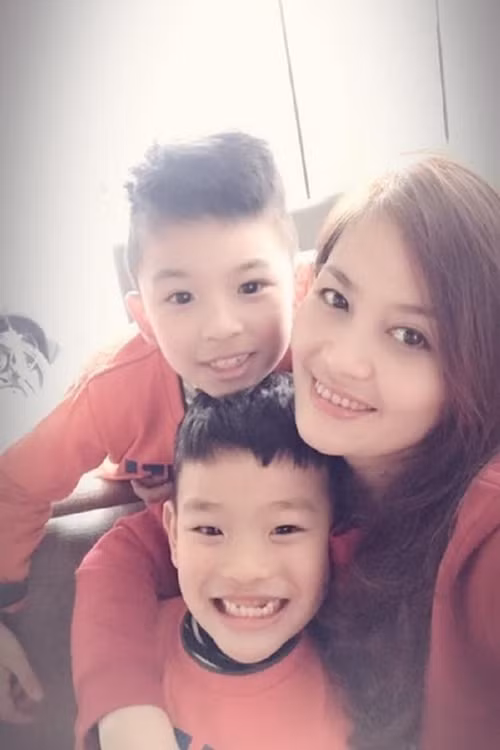 Trong cuộc phỏng vấn với Người đưa tin, Hoa Thúy cho biết, cô và chồng doanh nhân chia tay trong bình yên. “10 năm qua, tôi và các con sống ở Hà Nội, còn anh ở Quảng Ninh vì công việc, còn có gia đình, chăm sóc mẹ nên chúng tôi hàng tháng gặp nhau được 1, 2 lần. Lúc anh lên Hà Nội thăm gia đình, hoặc tôi cùng các con lại đi thăm bố. Nói chung chúng tôi di chuyển nhiều vì cách xa địa lý. Rồi một ngày, tôi phát hiện ra đồ đạc cá nhân của anh ấy đã biến mất, lẳng lặng ra đi, anh ấy cũng chẳng nói gì cả. Tôi hiểu, chúng tôi chỉ có duyên đến đây thôi nên không trách móc gì”, cô tâm sự. Ảnh: Vietnamnet