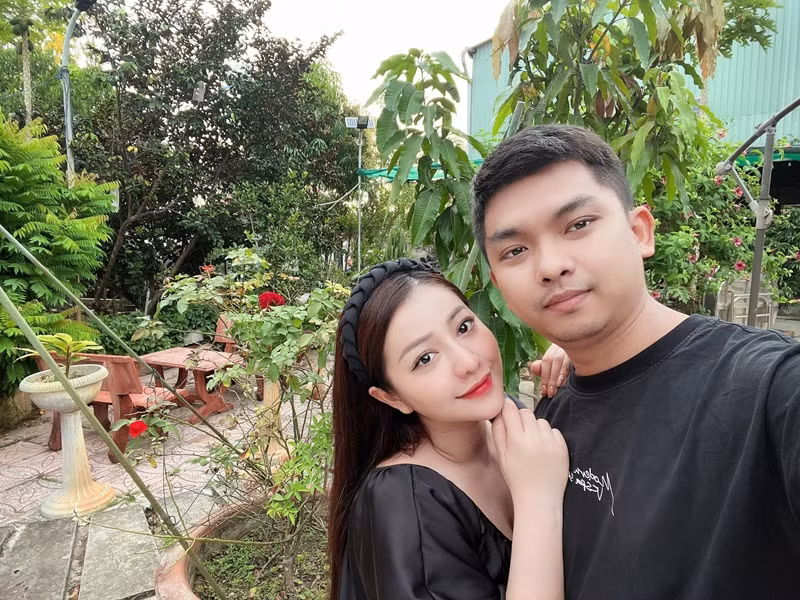 Cả hai thường xuyên chia sẻ với nhau mọi chuyện. MiA cho biết: "Tôi muốn mình vừa là vợ, vừa là tình nhân cũng như vừa là bạn đồng nghiệp. Có thật nhiều vai trò để cuộc sống trở nên thú vị hơn”.