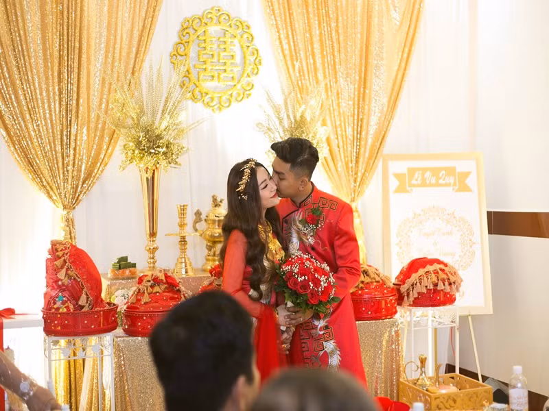 Chồng trẻ của MiA mong sớm có con nhưng muốn để cho nữ ca sĩ quyết định vì anh biết nếu có con, cô phải hy sinh rất nhiều. Khi thấy chồng trân trọng cuộc hôn nhân, MiA quyết định sẽ sinh con.