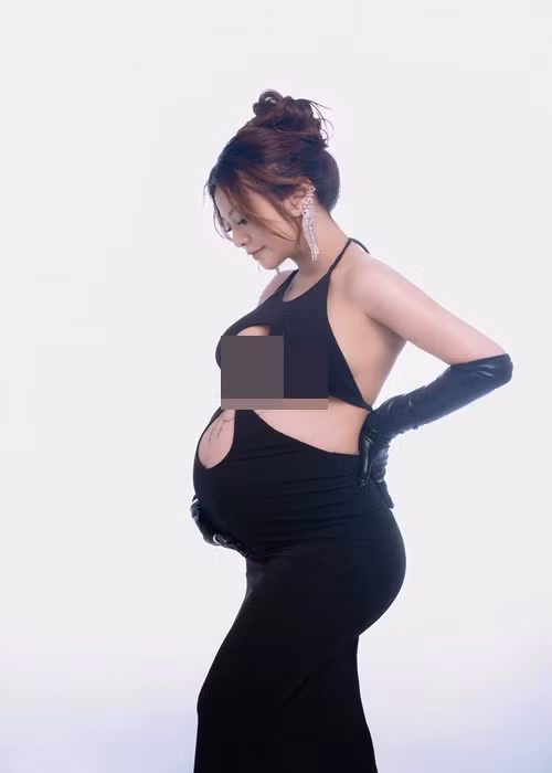 Cách đây ít năm, MiA chia sẻ cô, chưa muốn sinh con bởi bản thân vẫn còn nhiều ước mơ chưa thực hiện. “Khi có con thì mọi thứ đều phải vì con, lúc đó tôi sẽ không còn nhiều thời gian. Cứ nghĩ như vậy khiến tôi cảm thấy tiếc nuối thanh xuân của mình”, nữ ca sĩ sinh năm 1991 chia sẻ.