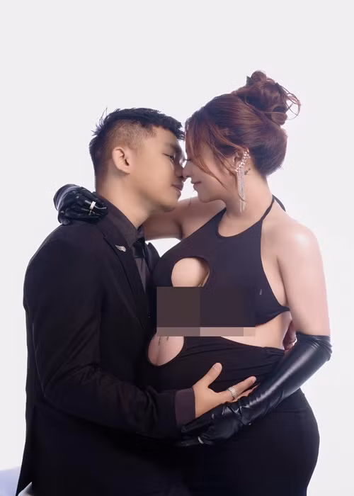 "8/3 năm nay Triệu Vương tặng em 1 món quà to quá", cô nhắn nhủ chồng.