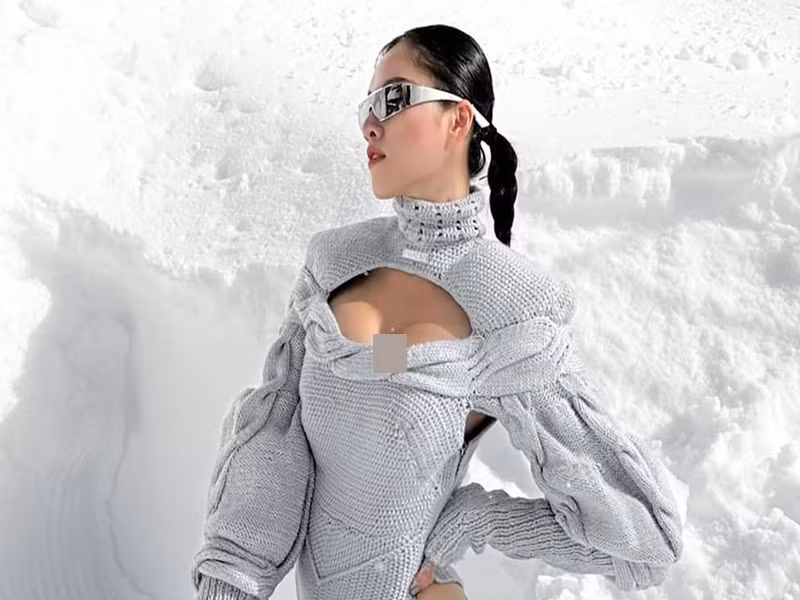 Người đẹp đăng tải hình ảnh mặc bodysuit gợi cảm tạo dáng trên tuyết trong chuyến du lịch ở xứ cờ hoa. Ảnh: FBNV