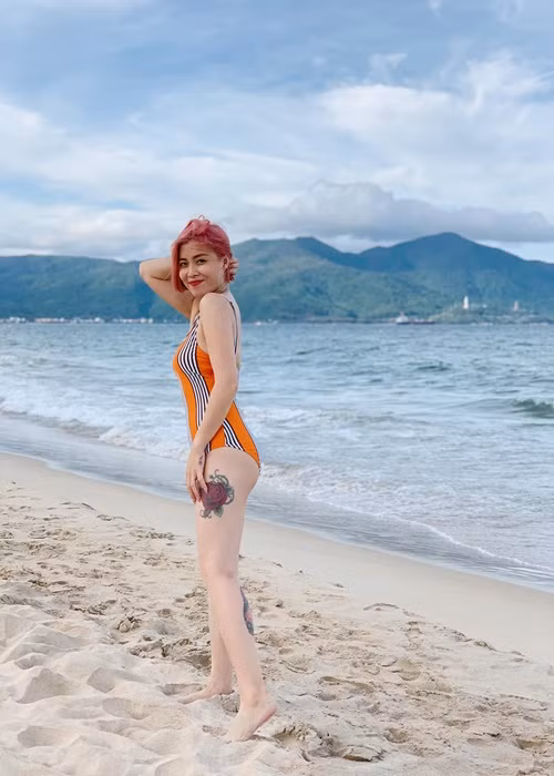 Hoàng Linh còn có hình xăm búp bê Nga trên chân.