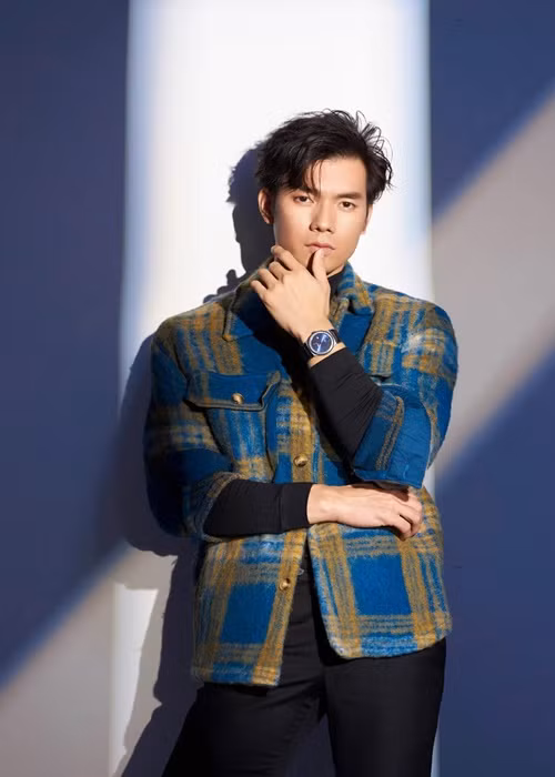 Trong cuộc phỏng vấn với Zing, nam diễn viên sinh năm 1986 chia sẻ, tính cách của anh không phù hợp với showbiz. Nhan Phúc Vinh không thích ồn ào. Mỗi khi xong việc, anh không thích tụ tập bạn bè ăn nhậu hay la cà. Nam diễn viên thường về nhà, sống trong không gian của chính mình.