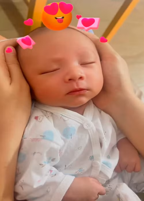 Nàng á hậu gia nhập hội mỹ nhân Việt "nghiện con".