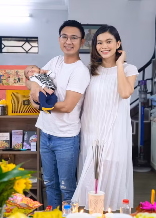  Á hậu Mâu Thủy vừa tổ chức tiệc đầy tháng cho con trai đầu lòng.