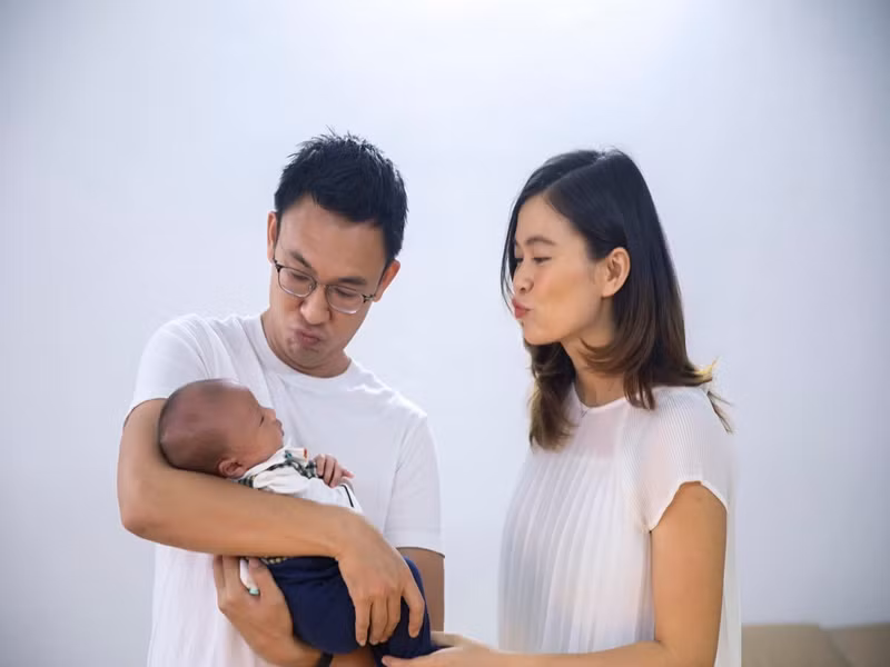 Nhân dịp đầy tháng con trai, nàng hậu khoe nửa kia của mình. Mâu Thủy chia sẻ lý do công khai diện mạo chồng chưa cưới: "Tôi không che mặt anh nữa vì ai cũng biết rồi”.