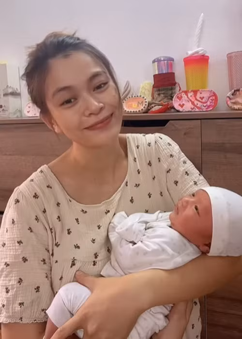 Mâu Thủy chia sẻ, việc chăm sóc con đầu lòng chưa bao giờ dễ. "Ba mẹ đều phải học từ đầu có nhiều vụng về vì thế nên mặt ông con nhăn hoài, ít khi cười", người đẹp tâm sự.