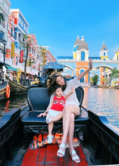 Giọng ca sinh năm 1987 là một trong những bà mẹ đơn thân mạnh mẽ của Vbiz.