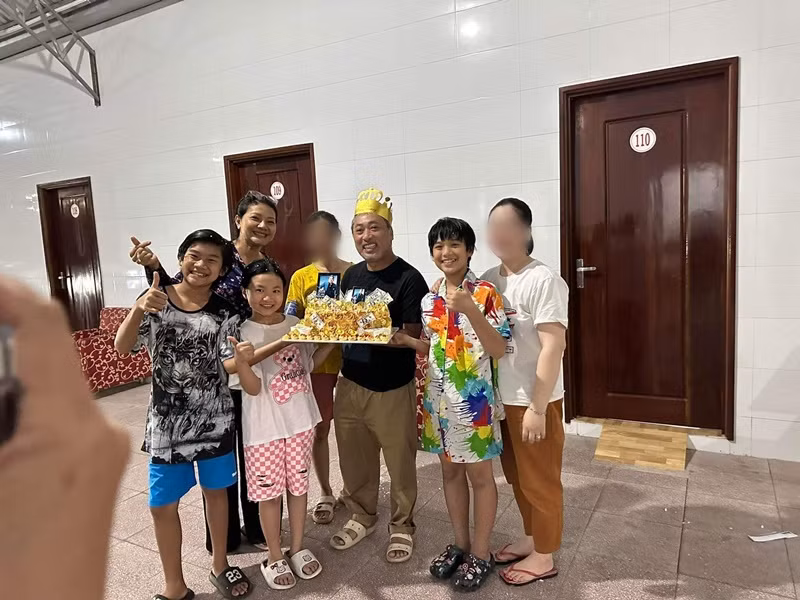Hạo Khang từng khoe ảnh mừng sinh nhật đạo diễn Quang Dũng trên phim trường "Đất rừng phương Nam" hồi tháng 12/2022. Ảnh: FBNV
